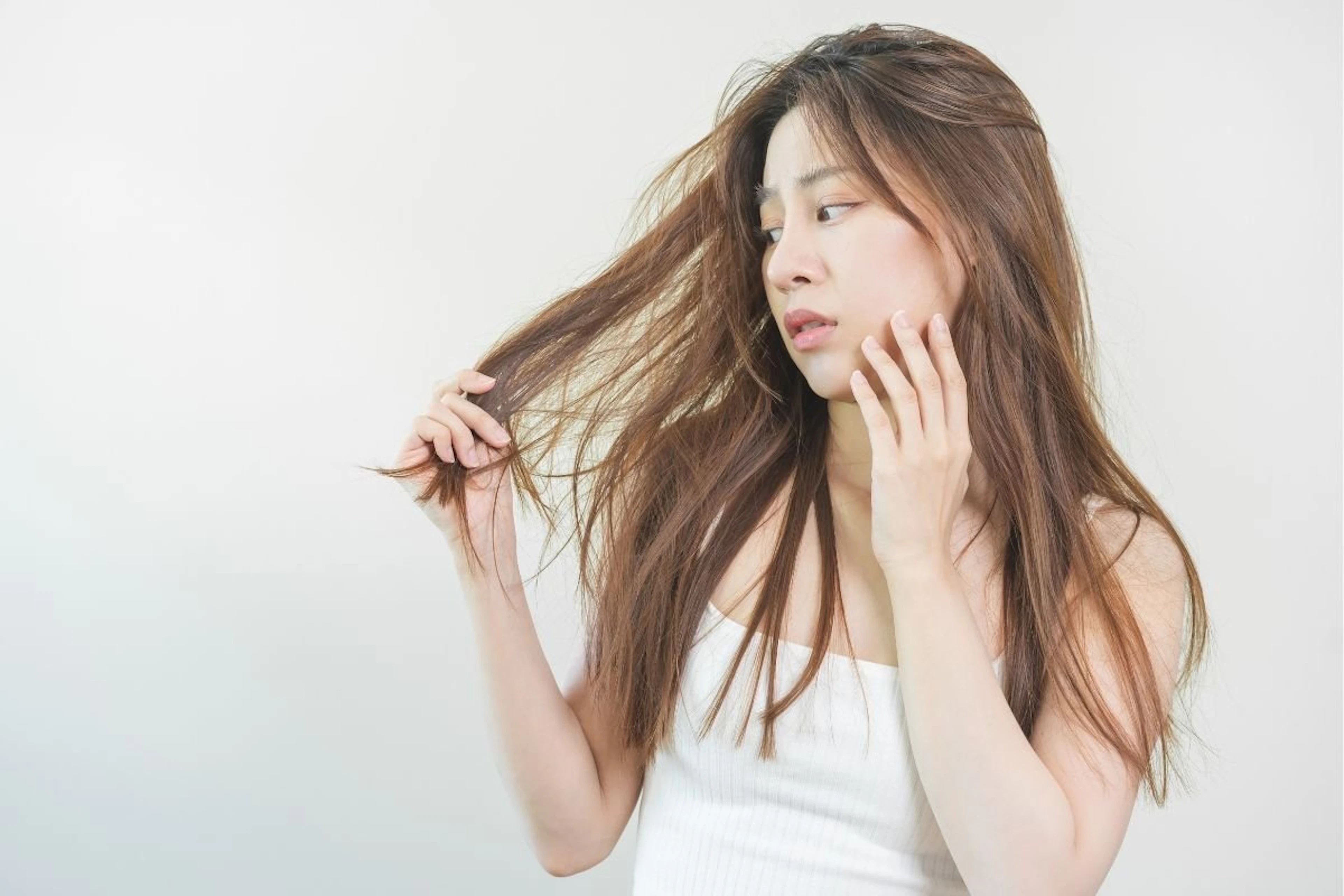 dâu hiệu tóc hư tổn do tác động ánh nắng mặt trời