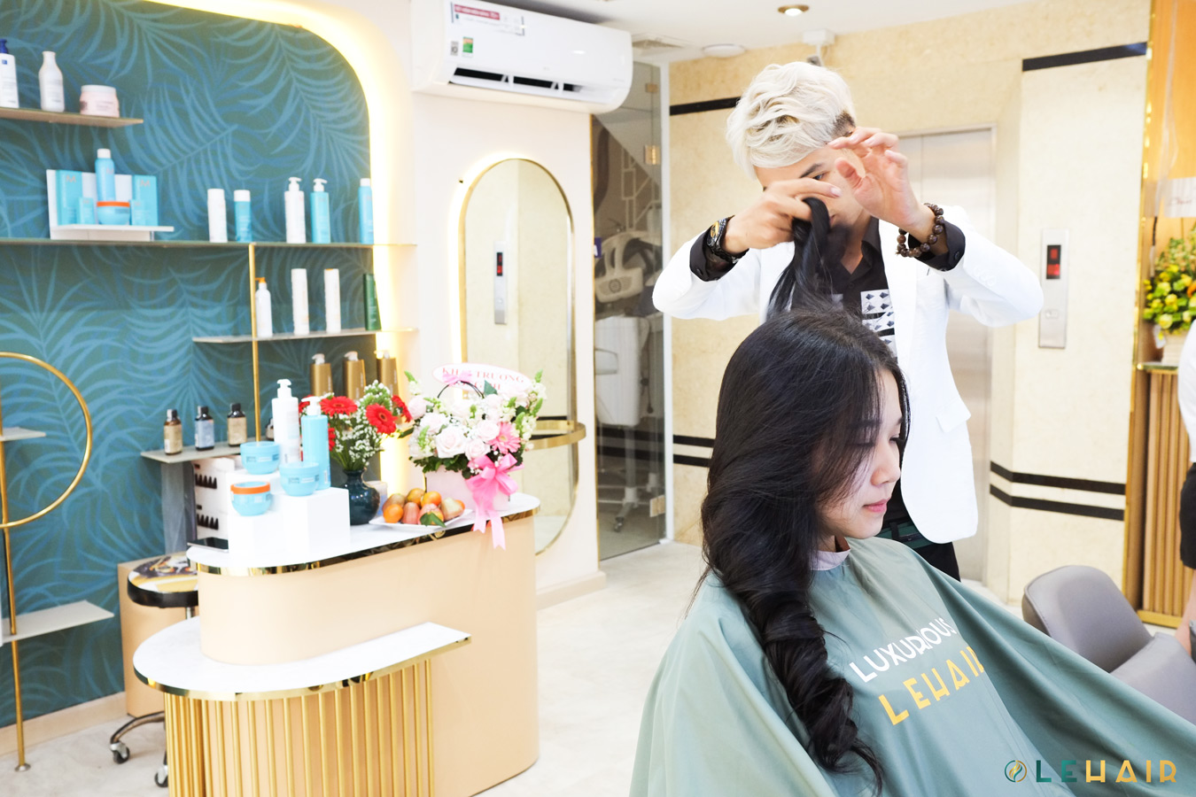 Khách liên tục gọi đặt lịch thợ cắt tóc Đà Nẵng làm mỏi tay ngày đầu mở cửa